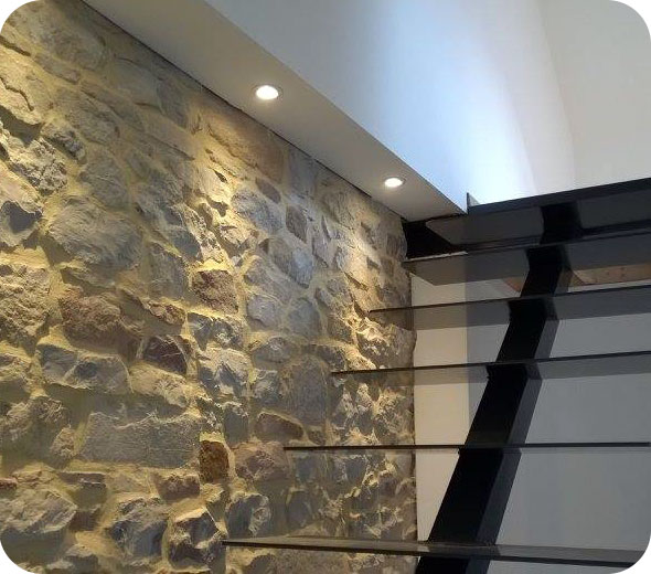 renovation d un mur en pierre et pose d un escalier en metal noir a aywaille